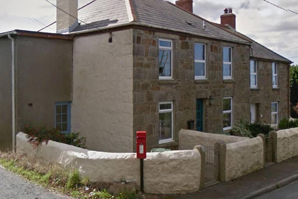 Cosy 2-Bedroom Family Cottage Centrally Located. Leedstown Extérieur photo