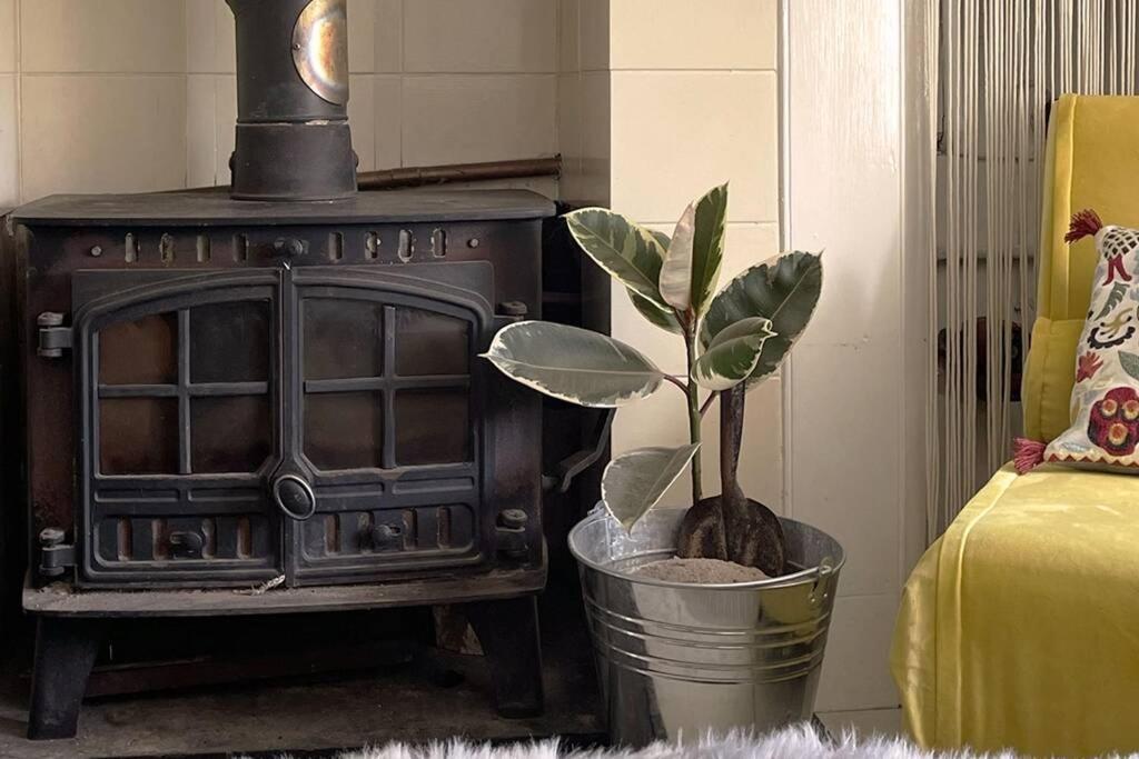 Cosy 2-Bedroom Family Cottage Centrally Located. Leedstown Extérieur photo